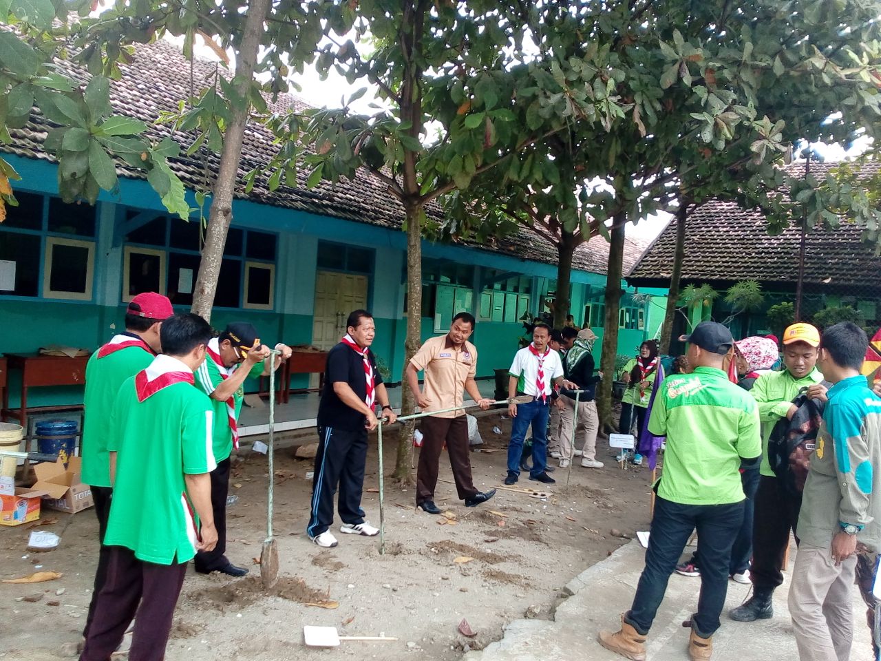 Pramuka MAN Padangan Ajari siswa peduli lingkungan Dengan Membuat Biopori dan Santunan Yatim